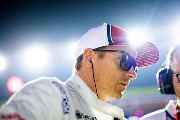 Kimi Räikkönen joutui keskeyttämään Singaporessa auton jousituksen petettyä. 