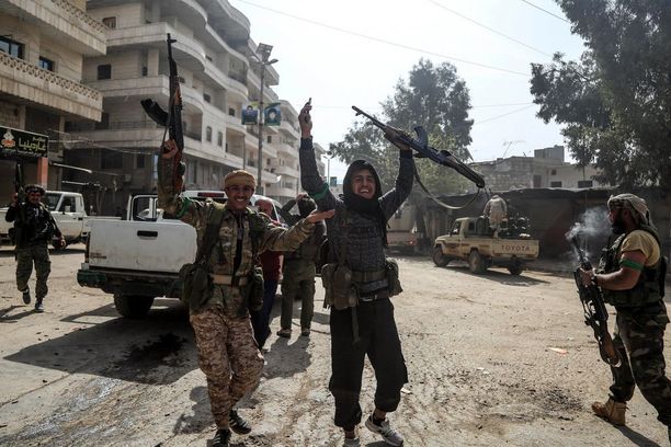 Turkin tukemat Free Syrian Armyn joukot juhlivat Afrinissa.