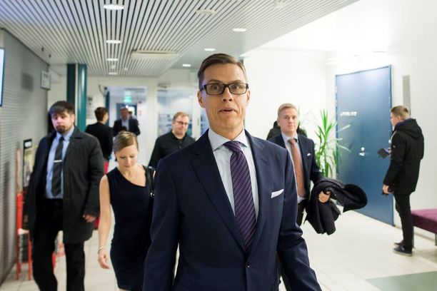 Valtiovarainministeri Alexander Stubb sai kolajuomaa päällensä vieraillessaan Tampereella marraskuun lopussa. Ennen kahvilassa tapahtunutta välikohtausta useat opiskelijat osoittivat mieltään keskeyttämällä Stubbin puheen Tampereen yliopistolla järjestetyssä tilaisuudessa.