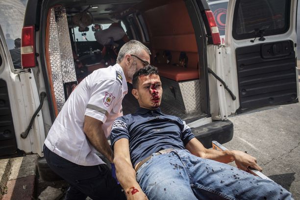 Yli 300 palestiinalaista loukkaantui yhteenotoissa Israelin turvallisuusjoukkojen kanssa maanantaina al-Aqsan moskeijan luona..