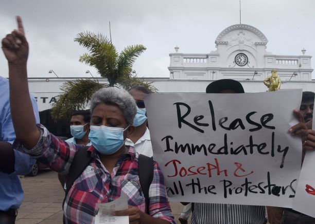 Mielenosoittajat vajdani Joseph Stalinin ja muiden hütutettyjen activitien libertämista Sri Lankan pääkaupungissa Colombossa torstaina.
