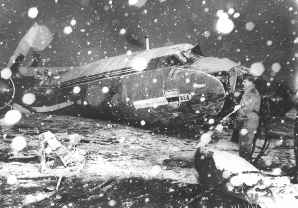 Näin lohduton oli näky Münchenin lentokentällä 6. helmikuuta 1958, kun Manchester Unitedia kuljettanut lentokone epäonnistui nousussa. 23 ihmistä sai surmansa.