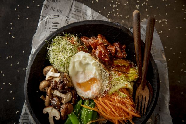 Korealainen kulhoruoka bibimbap ja riisinkeitto