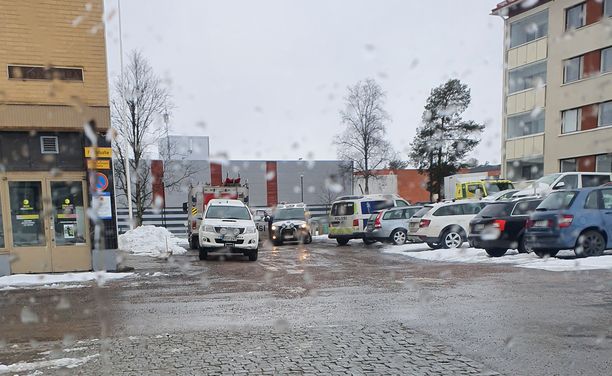 Poliisit pukeutuivat suojahaalareihin tiistaina Rovaniemellä. Samankaltaisia välineitä käytetään myös rikospaikkatutkinnassa dna-kontaktien estämiseksi.
