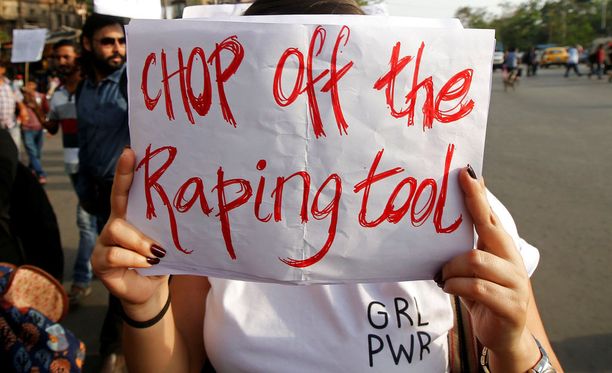 Nainen pitää kylttiä raiskauksia vastustavassa mielenosoituksissa Pohjois-Intian Jammun osavaltiossa. Kyltissä vaaditaan "raiskauksen työkalun" irtileikkaamista.