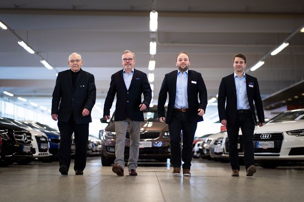 Kaupallinen yhteistyö Rinta-Joupin Autoliike: Automyyjiä kolmessa  sukupolvessa – miten autokauppa on muuttunut sukupolvien vaihtuessa
