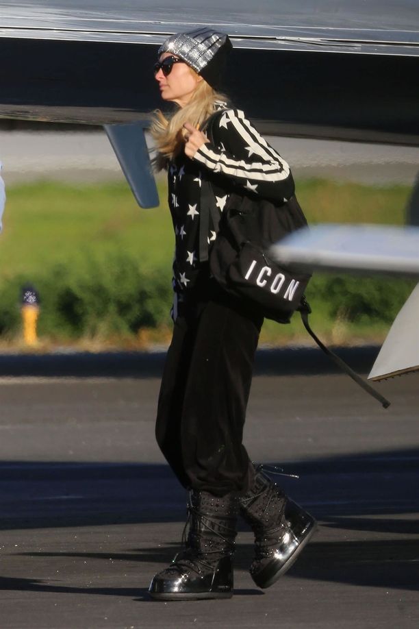 Paris Hilton fanittaa Moon Bootseja edelleen.