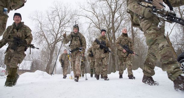 Virossa on Nato-joukkoja luomassa pelotevaikutusta Venäjää kohtaan. Kuva maaliskuun alusta Muhun saarelta, jossa Naton taisteluosasto harjoitteli.