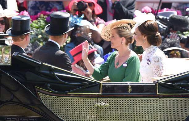 Cambridgen herttuapari tapaa usein Wessexin jaarlia ja kreivitärtä. Prinssi Edward on ollut jo yli 20 vuotta  kreivitär Sophien kanssa. Liittoa pidetään yhtenä hovin onnellisimmista.