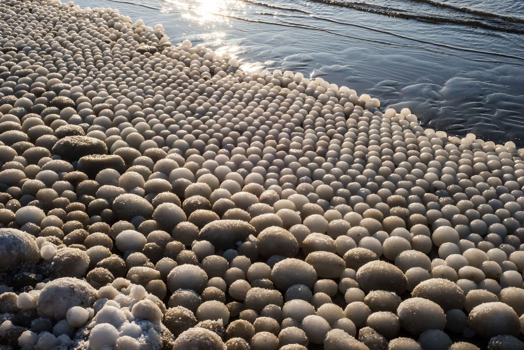 Vesa kuvasi erikoisen ilmiön Hailuodossa: kuin ranta täynnä isoja kananmunia: ”Näytti kuin niitä olisi ladottu siihen”