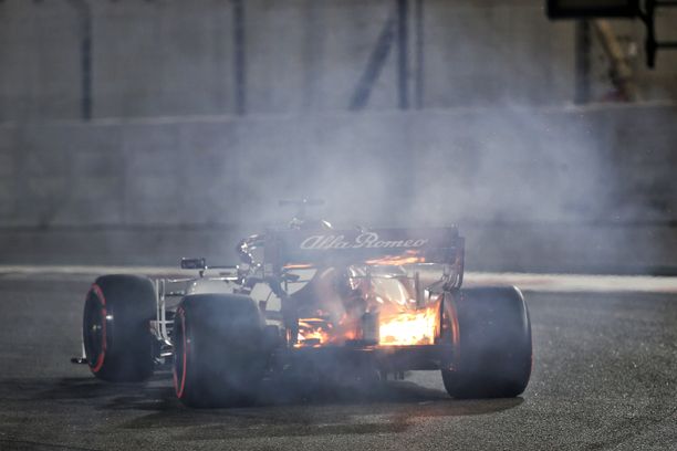 Kimi Räikkösen auto syttyi tuleen Abu Dhabin harjoituksissa.