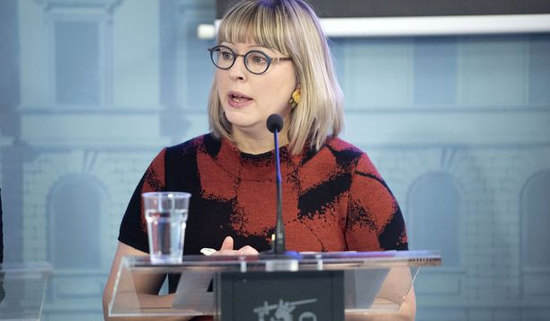 Sosiaali- ja terveysministeri Aino-Kaisa Pekonen (vas) tuomitsi jyrkästi koronarajoitusten vastustajien toiminnan.