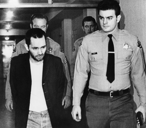 Näin Charles Manson johdatettiin vankiselliinsä vuonna 1971.