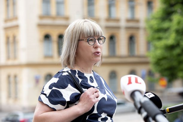 Ministeri Aino-Kaisa Pekonen ei innostu apteekkien omistajapohjan laajennuksesta.