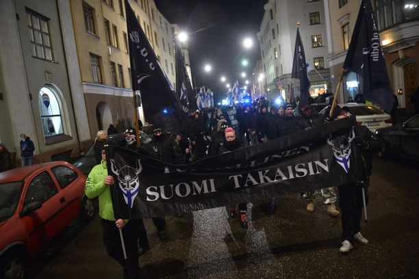 Soldiers of Odinin järjestämää kulkuetta häiriköitiin Töölössä. Vastamielenosoittajat olivat asettuneet kulkueen eteen.