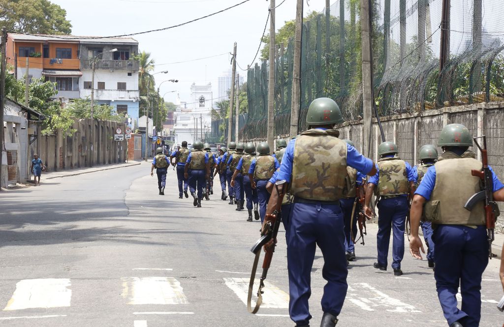 Sri Lankassa terroristiepäiltyjen jahti jatkuu: Poliisi joutui ammuskeluun ja takavarikoi räjähteitä Isis-videon kuvauspaikalta