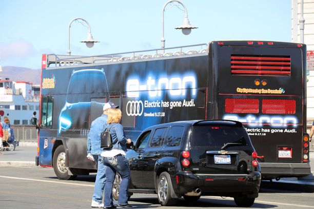 Turistibussikin oli tarroitettu Audilla ennen uutuuden julkistusta San Franciscossa.