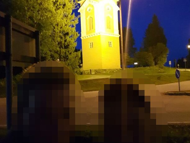 Epäilty vieraili syyskuun alussa Kiihtelysvaaran kirkolla ja otti paikalta tuttavansa kanssa kuvan.