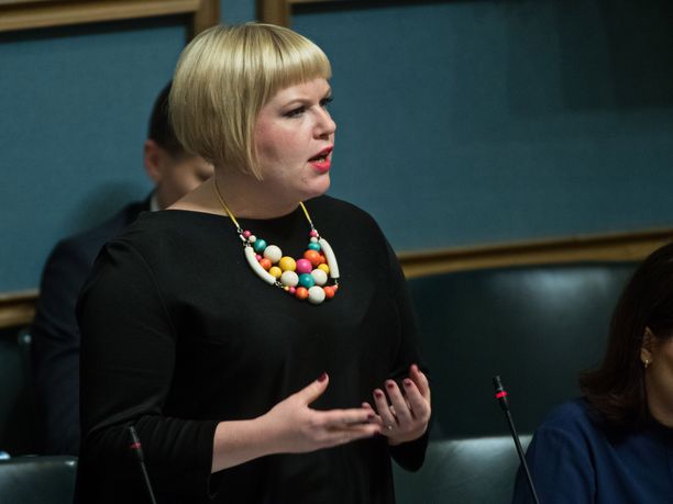 Opposition vanhuskysymykset oli osoitettu enimmäkseen peruspalveluministeri Annika Saarikolle (kesk). 