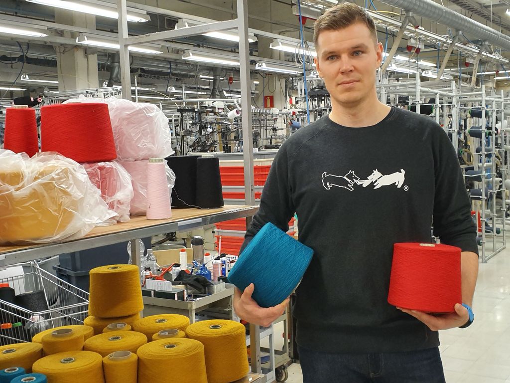 Lankavarastosta neulontaan ja pesusta muotoiluun - toimitusjohtaja Janne Tamminen tuntee sukanvalmistuksen eri vaiheet kuin omat taskunsa.