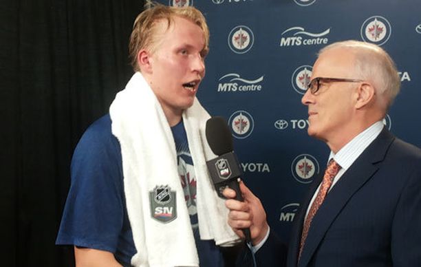 Hockey Night in Canadan Scott Oake haastatteli Patrik Lainetta tuoreeltaan ottelun jälkeen.