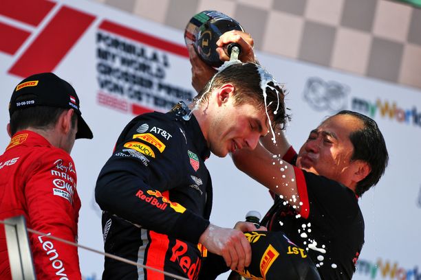Iso päivä Hondalle! Toyoharu Tanabe kaatoi samppanjaa Max Verstappenin niskaan palkintopallilla.