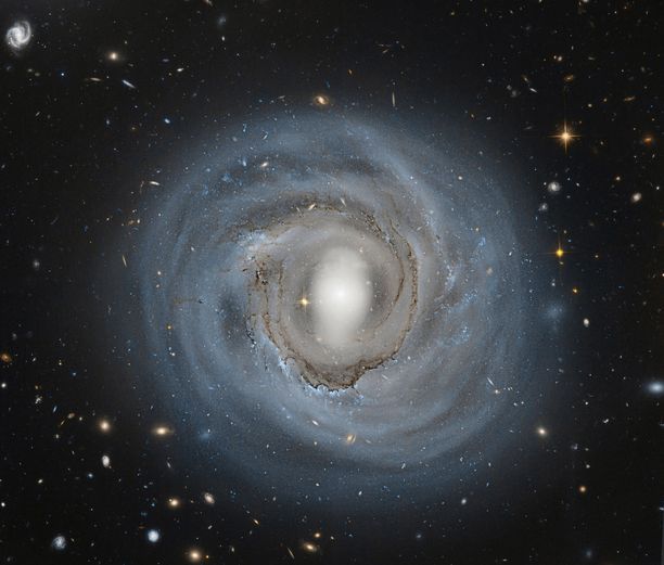 Kuvan spiraaligalaksi NGC 4921, jonka on arvioitu olevan noin 310 miljoonan valovuoden päässä Linnunradasta.
