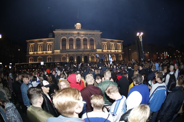 Torilla! Voitonjuhlat ovat täydessä käynnissä ympäri Suomen. Helsingin keskusta ruuhkautuu juhlakansan liikkuessa pahoin.