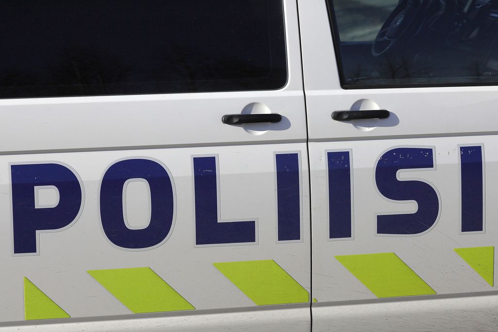 Poliisi jäi auton alle virkatehtävässä Porvoossa – tekijä on otettu kiinni