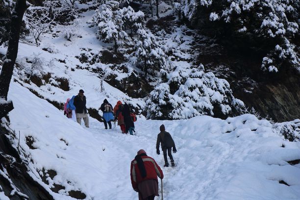 Kashmirissa Neelumin laaksossa voimakas lumisade aiheutti 19 ihmisen hengen vaatineen lumivyöryn.