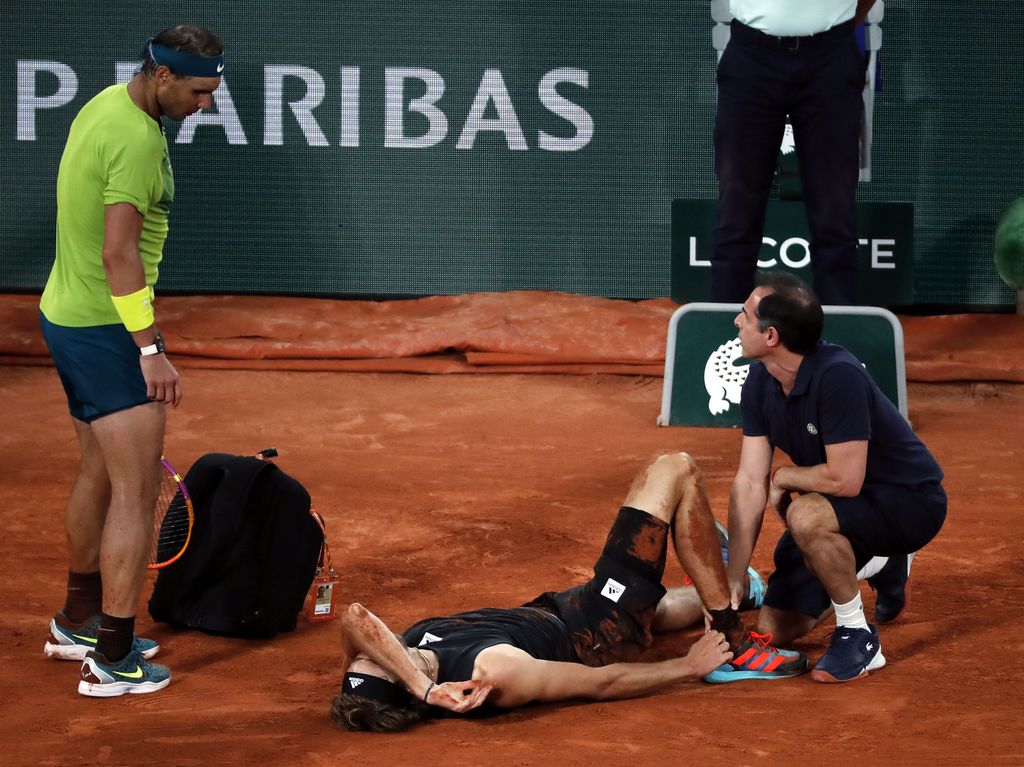 Karmea loukkaan­tuminen! Rafael Nadal eteni Ranskan avointen finaaliin luovutus­voitolla