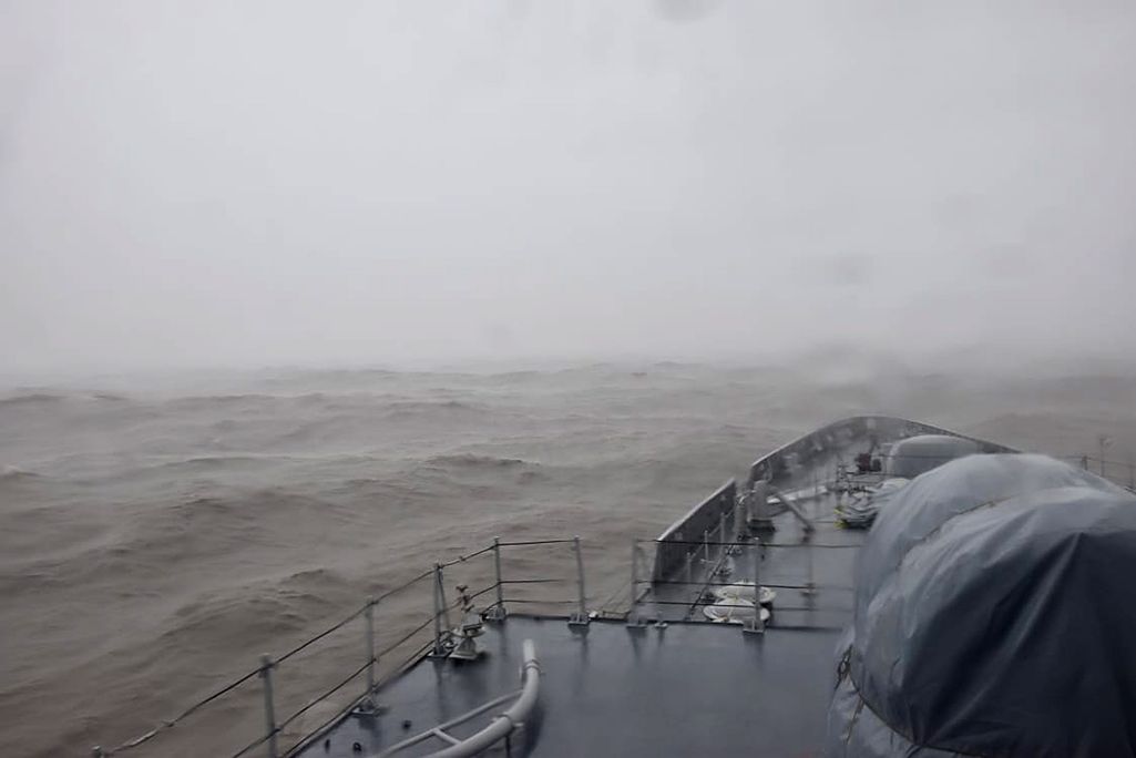 Intian merivoimat yrittää pelastaa 80 ihmistä keskeltä valtavaa aallokkoa – Tauktae-sykloni tappoi 33