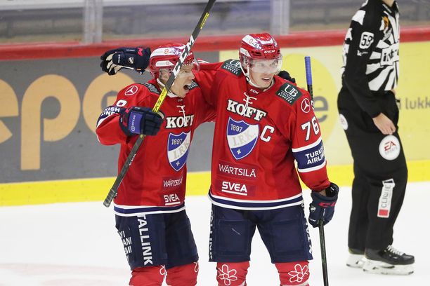 Ville Varakas (vas.) ampui HIFK:n avausmaalin, kapteeni Jere Sallisen saldo oli 2+1. 