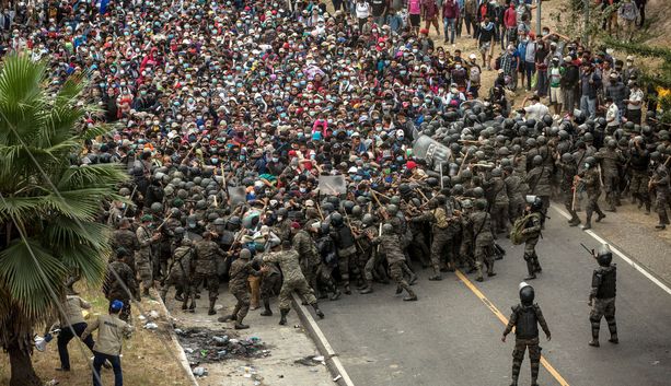 Guatemalan sotilaat pysäyttivät arviolta noin 7 000 ihmisen ”karavaanin”, joka oli tullut Hondurasista, päämääränään Yhdysvallat. 