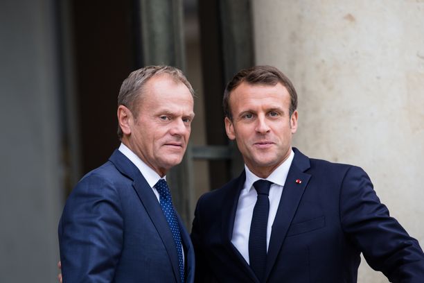 Donald Tusk (vas.) yhdessä Ranskan presidentti Emmanuel Macronin (oik.) kanssa. Tusk oli Macronin vieraana maanantaina. 
