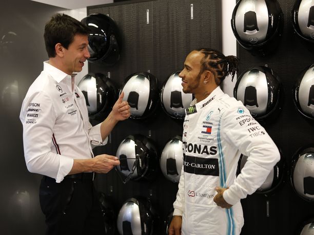 Toto Wolff ja Lewis Hamilton ovat tehneet menestyksekästä yhteistyötä Mercedeksellä.