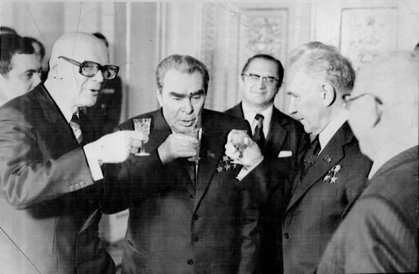 Suomen ja Neuvostoliiton läheisyyttä kylmässä sodassa on tutkittu paljon. Kuva Moskovasta toukokuussa 1977, vasemmalta Urho Kekkonen, Leonid Brezhnev ja Aleksei Kosygin.