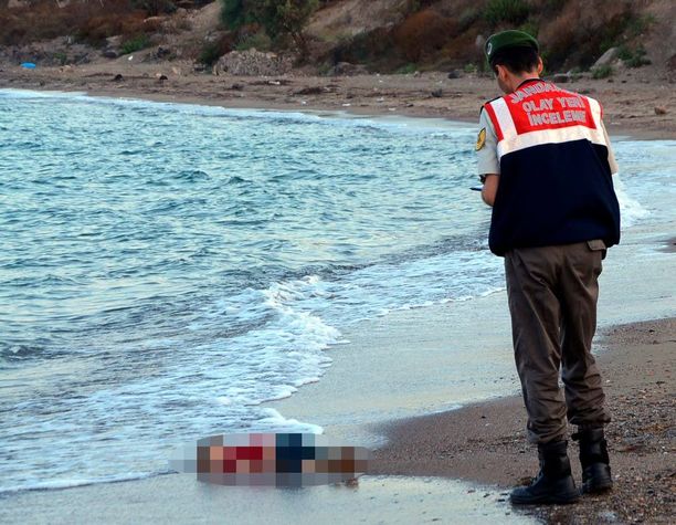 Kuva hukkuneesta Alan Kurdista nousi syksyllä pakolaiskriisin symboliksi. 