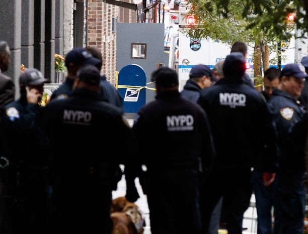 Poliisit työskentelivät perjantaina New Yorkissa postikeskuksessa, josta toinen epäilyttävistä paketeista löytyi.