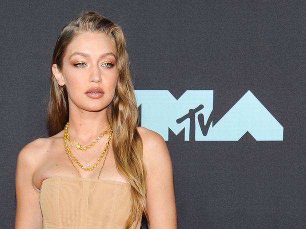 Huippumalli Gigi Hadid näyttäytyi maanantaina MTV:n VMA-gaalan punaisella matolla.