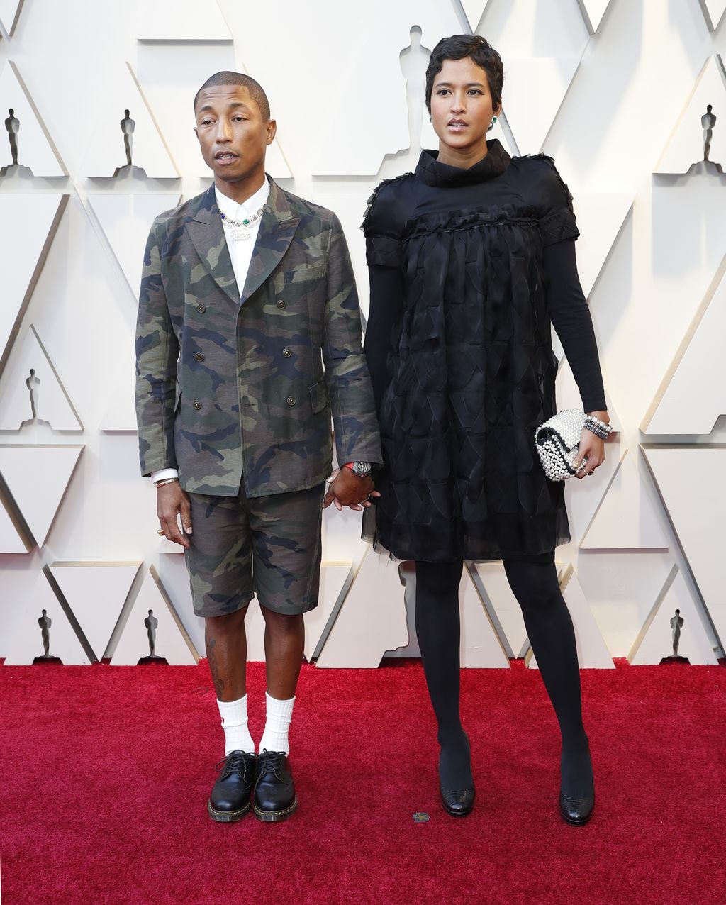 Pharrel Williams kuin pikkupoika Oscar-gaalassa - somessa kuohuu: ”Kuka laittaa maastokuvioidut shortsit punaiselle matolle?”