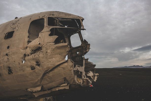 Pimeä turismi vie ihmisiä synkkiin ja pelottaviin paikkoihin, kuten vaikkapa tutkailemaan tätä lentokoneenhylkyä Islannissa.