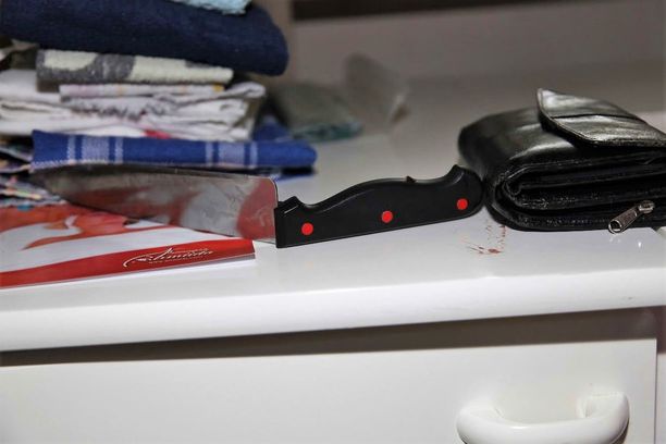 Yksi teossa käytetyistä veitsistä oli taittuneena uhrin makuuhuoneen pöydällä.