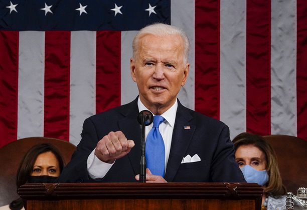 Viime huhtikuussa Biden lupasi linjapuheessaan kongressille puolustaa amerikkalaista keskiluokkaa. Taustalla varapresidentti Kamala Harris ja kongressin edustajainhuoneen puheenjohtaja Nancy Pelosi, jotka valvovat myös keskiviikon Kansakunnan tila -puhetta.