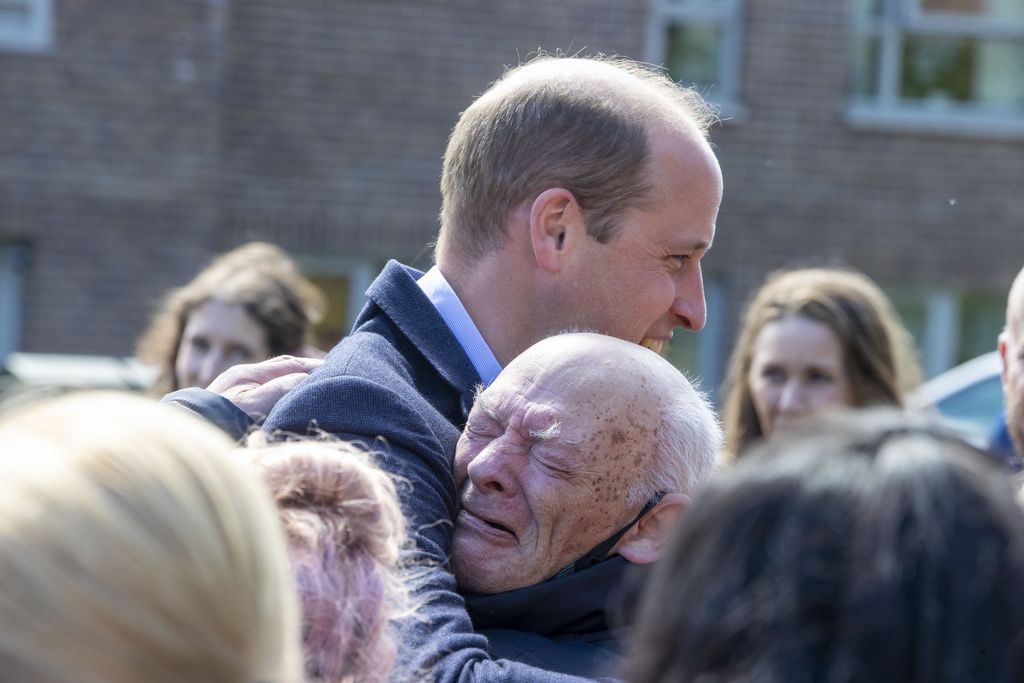 Koskettava hetki: prinssi William jätti muodollisuudet ja halasi itkevää miestä kadulla