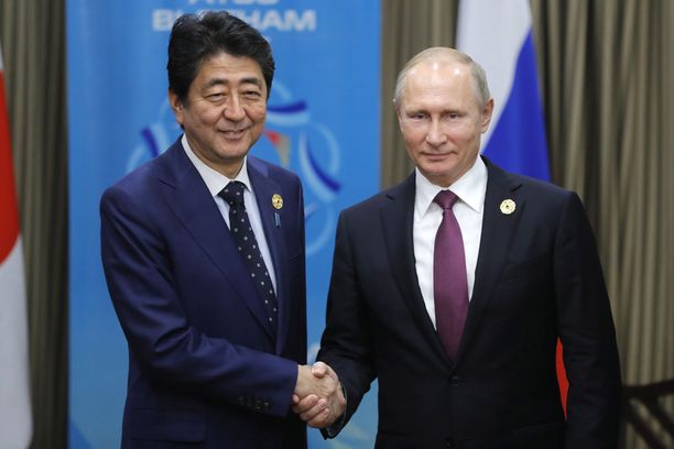 Japanin pääministeri Abe ja Venäjän presidentti Putin tapasivat APEC-kokouksen yhteydessä Vietnamissa.