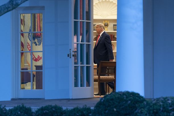 Lehdistölle avuliaasti vuotavan avustajakaartin mukaan presidentti ei juurikaan poistu virkahuoneestaan Oval Officesta.