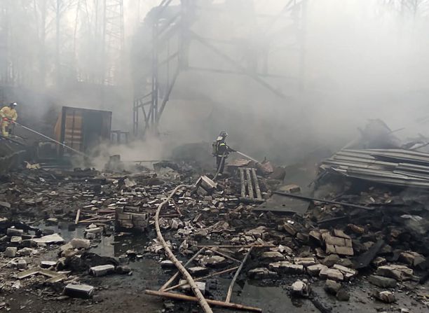 Palomiehet sammuttivat tehtaan paloa Lesnojen kylässä perjantaina. 