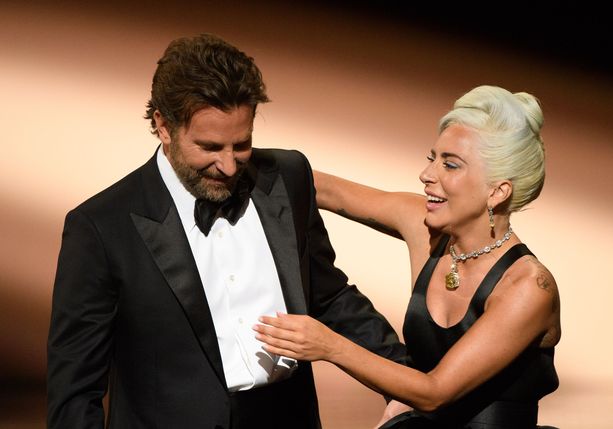Bradley Cooperin ja Lady Gagan Shallow-esitys sai suhdehuhut liikkeelle. Lady Gaga voitti Oscarin parhaasta laulusta. 