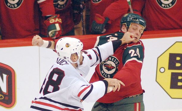 Derek Boogaard (oik.) tappeli NHL-urallaan lukemattomia kertoja.